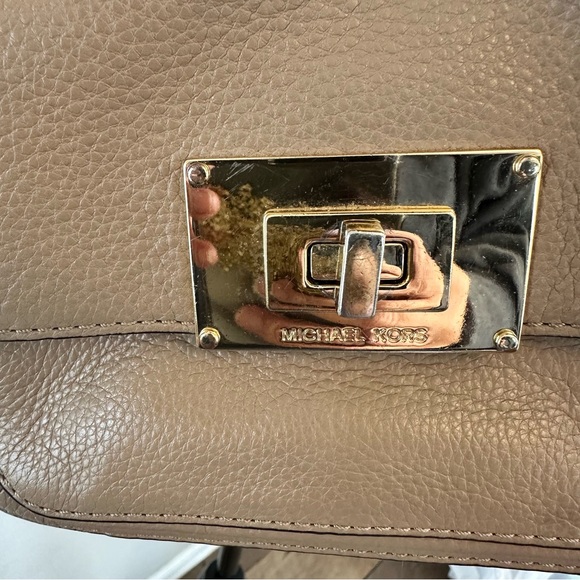 Michael Kors Small Beige Leather Shoulder Bag Crossbody Chain Strap Turn Lock - Picture 9 of 9